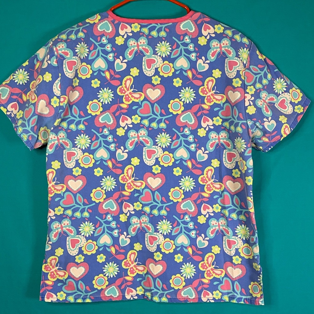 🌸🦋Spring Time Scrub Top🦋🌸 - Picture 2 of 5